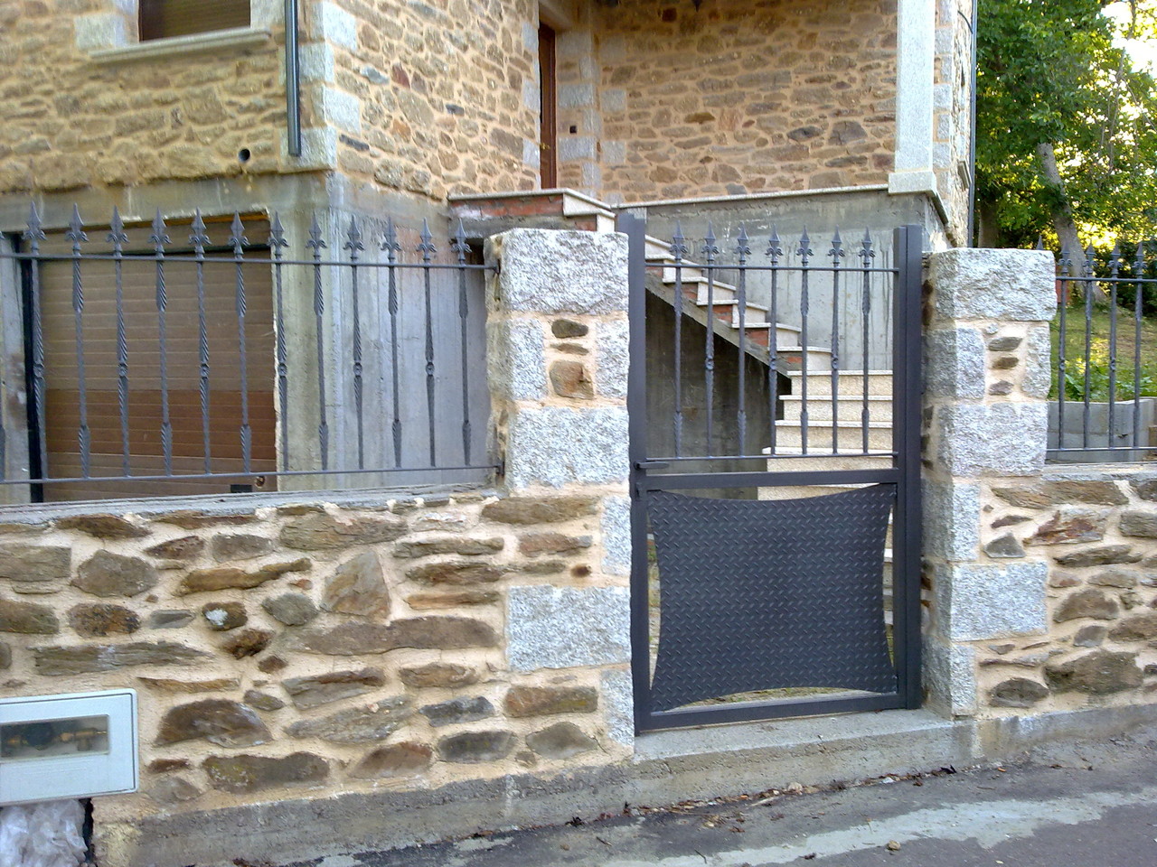 Puerta metálica a medida instalada en Zamora