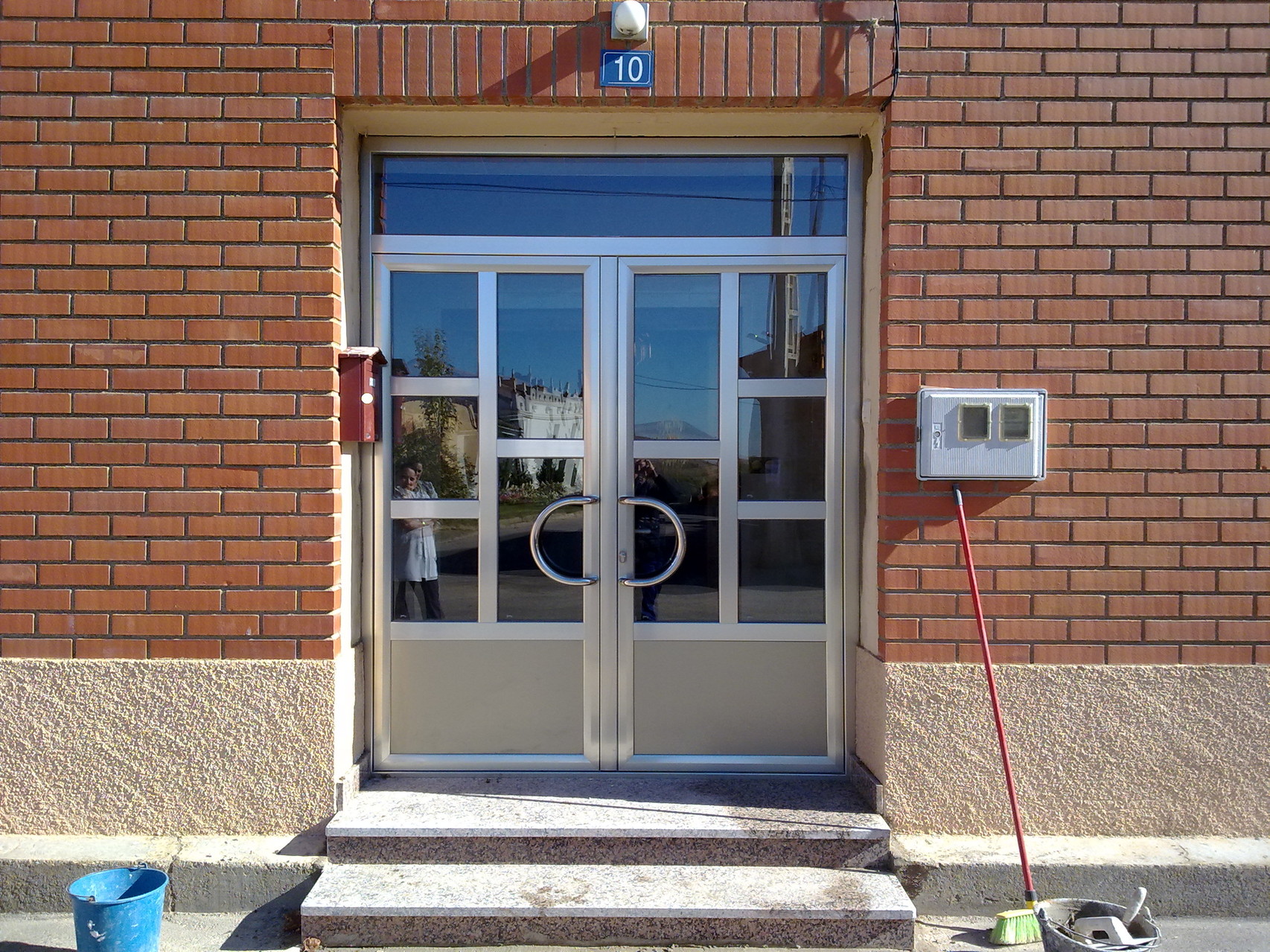 Puerta de aluminio y cristal en portal de Zamora
