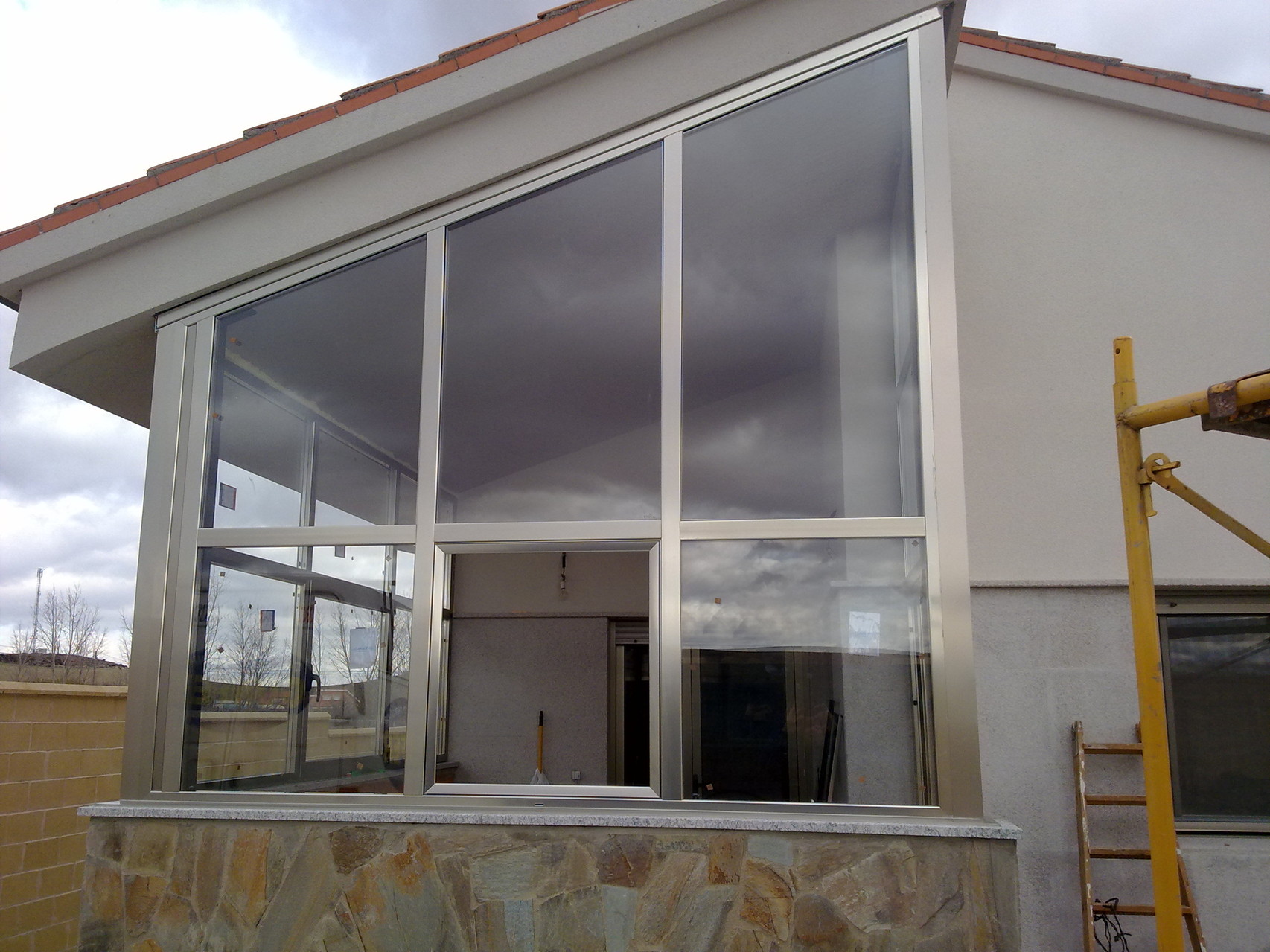 Cerramiento de terraza con aluminio y vidrio en Zamora